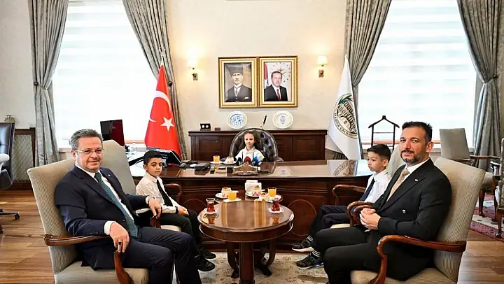 Vali Ünlü 44 yıl sonra rolleri değişti