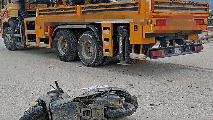 Vinç ile çarpışan motosiklet sürücüsü yaralandı