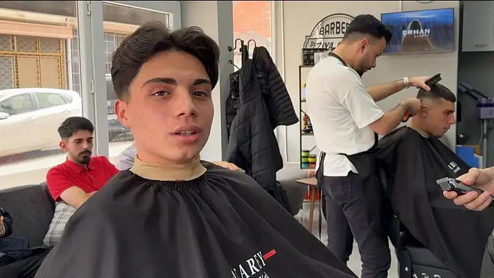Vinci berbere çevirdi, metrelerce yüksekte müşterilerini tıraş etti
