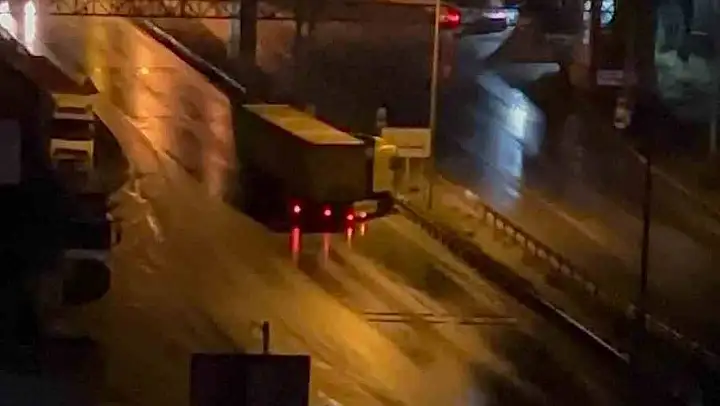 Yağış sebebiyle tır kaydı, trafik aksadı
