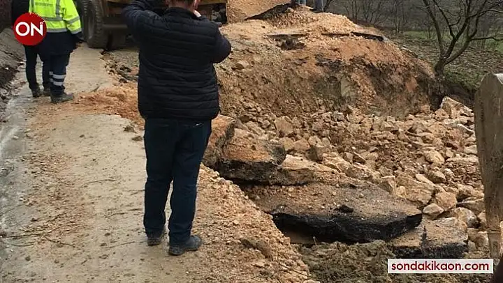 Yağışlara dayanamayan yol yine çöktü