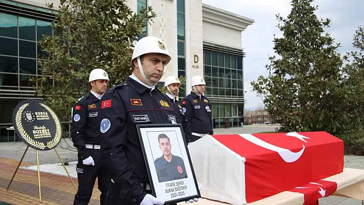 Yangından dönerken kaza sonrası hayatını kaybeden genç itfaiyeci için tören düzenlendi