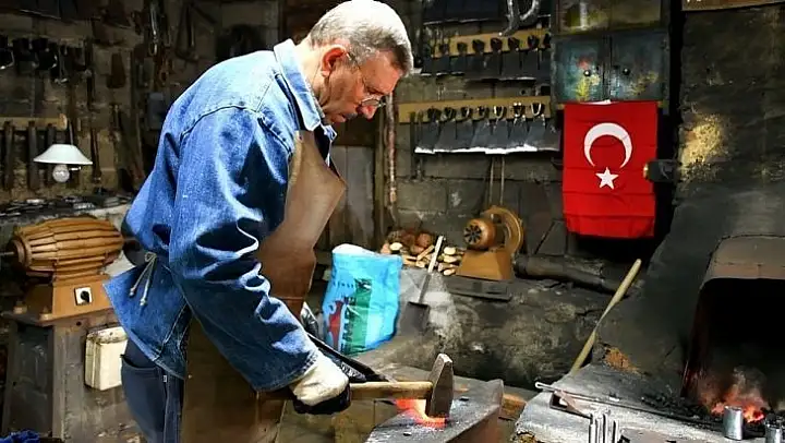 Yarım asırdır demir dövüyor