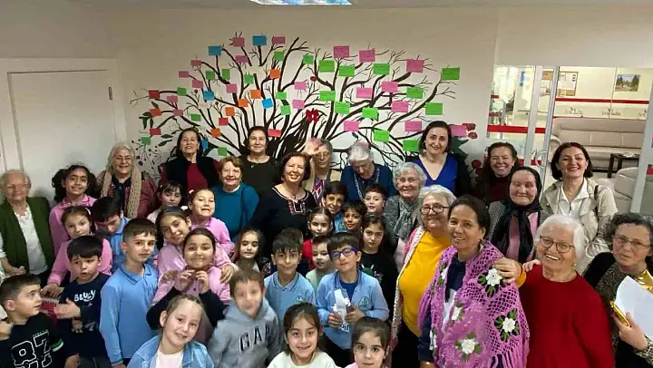 Yaşlıların misafiri olan minikler, bayram geleneğini öğrendi