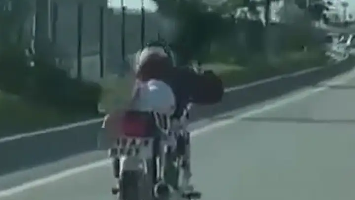 Yatarak motosiklet kullanan sürücü, polisten kaçamadı