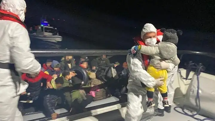 Yeni yılın ilk 4 gününde 318 göçmen kurtarıldı, 84'ü yakalandı