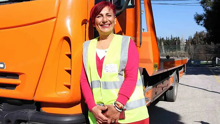 Yolda kalan araçların yardımına yetişen Munire için kurtarıcı şoförlüğü bir tutku