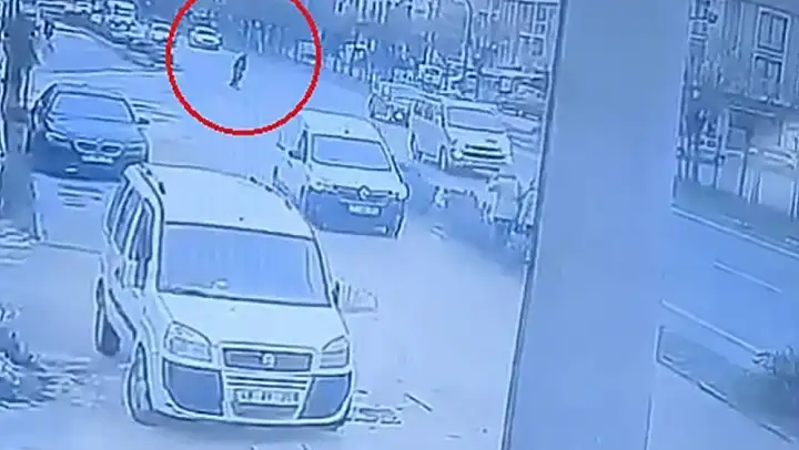 Yoldun karşısına geçerken otomobilin çarptığı yaşlı adam hayatını kaybetti
