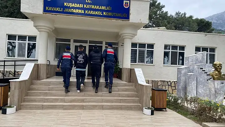Yunanistan'a yüzerek geçmeye çalışırken yakalandılar