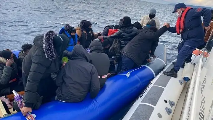 Yunanistan'ın ölüme ittiği 22 göçmeni, Sahil Güvenlik kurtardı