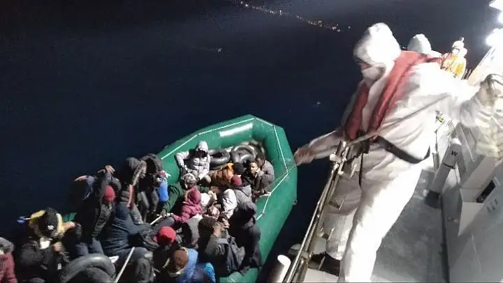 Yunanistan'ın ölüme ittiği 63 düzensiz göçmen kurtarıldı
