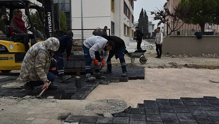 Yunusemre Belediyesinden bozulan yollara hızlı müdahale