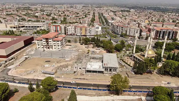 Yunusemre'nin '100. Yıl Meydanı' projesi inşaatı devam ediyor