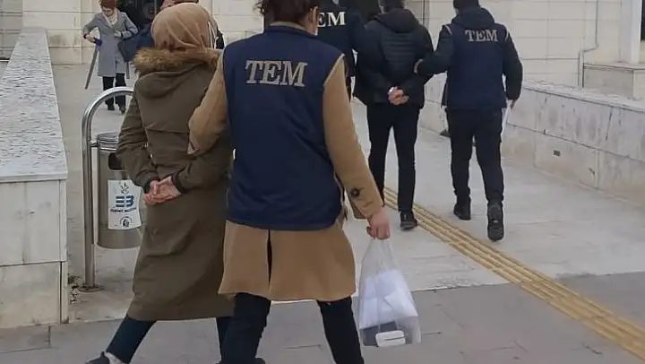 Yurt dışına kaçmaya hazırlanan FETÖ üyesi çift yakalandı