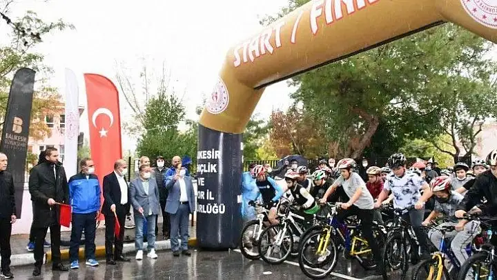 Yüzlerce genç ödüllü bisiklet yarışına katıldı