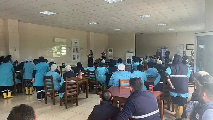 Zeytin fabrikasında çalışan kadınlara 'En iyi narkotik polisi anne' eğitimi