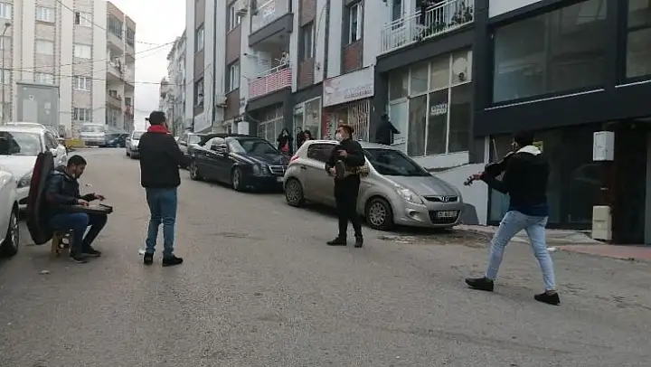 Zor günler geçiren müzisyenler sokak sokak dolaşarak geçimini sağlıyor