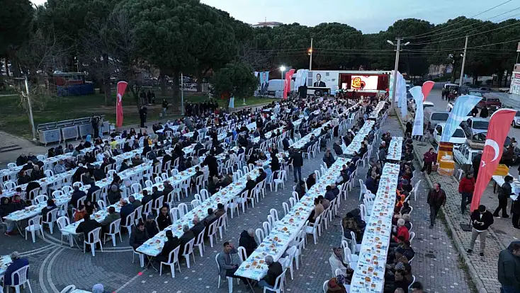 Gömeç'te Balıkesir Büyükşehir Belediyesi'nin iftarına vatandaş akını