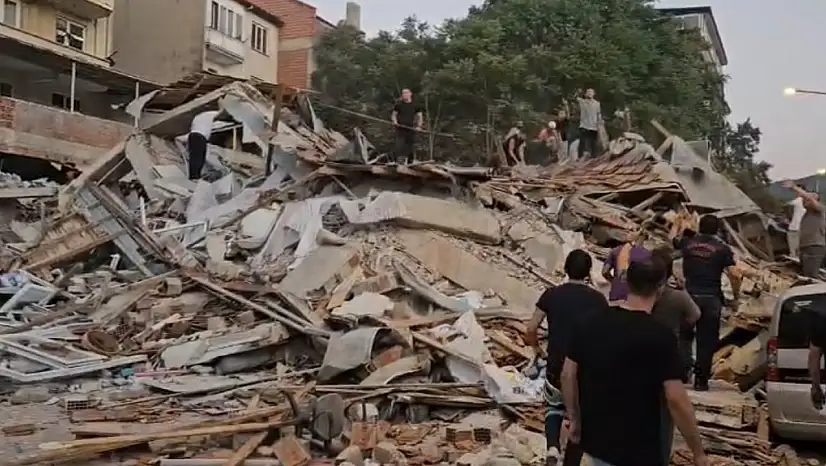 Balıkesir'de 6.2'lik deprem: Bir bina çöktü