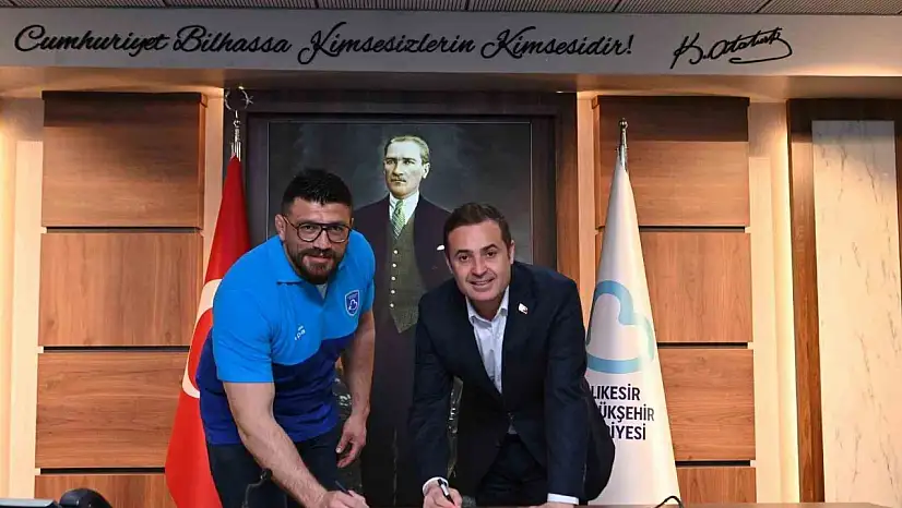Başkan Ahmet Akın, şampiyon güreşçileri Balıkesir'in renklerine bağladı