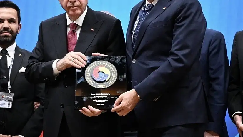 Başkan Özkasap 'Hizmet Şeref Belgesi'ni Cumhurbaşkanı Erdoğan'ın elinden aldı