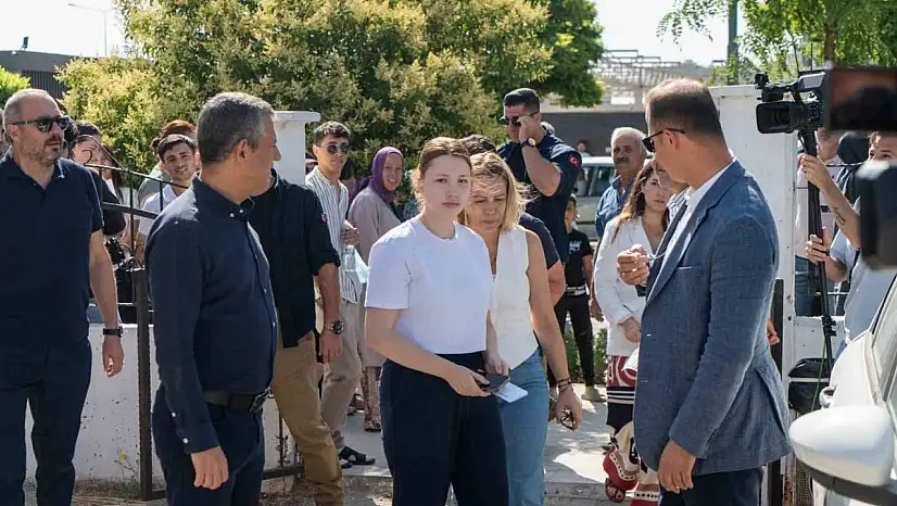 CHP lideri Özel, Başkan Zeyrek'in kızını YKS'nin ikinci oturumunda da yalnız bırakmadı