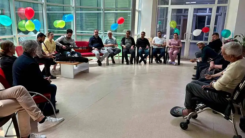Demirci Devlet Hastanesinden hastalara müzikli moral etkinliği