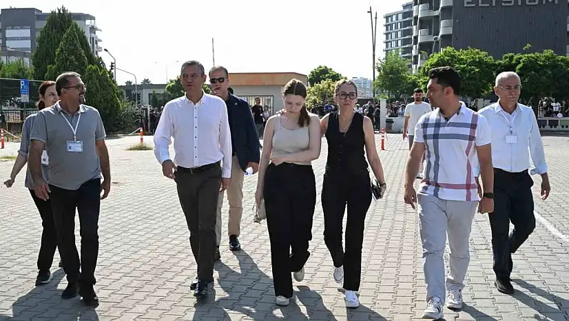 Ferdi Zeyrek'in kızı Nehir, TYT'ye CHP Lideri Özgür Özel ve annesiyle geldi