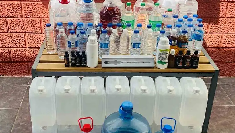 İzmir'de kaçak alkol operasyonu: 8 bin 223 litre etil alkol ele geçirildi