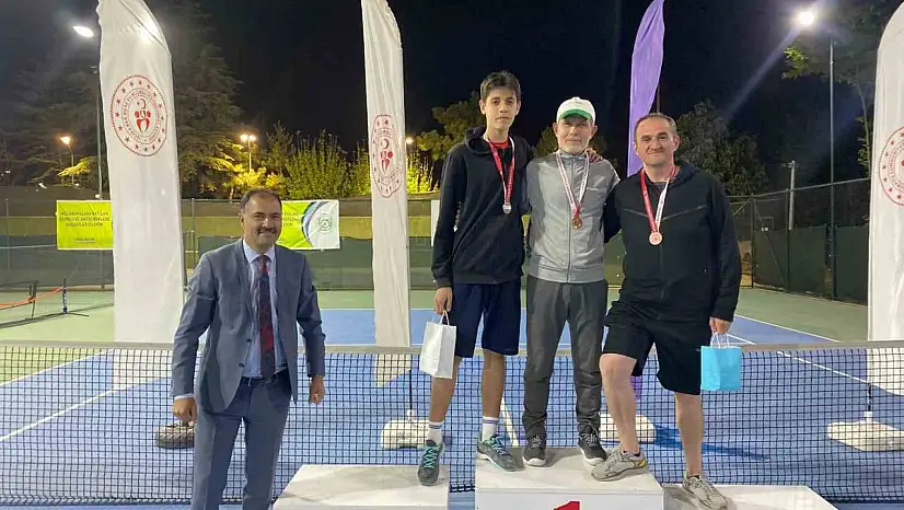 Spor kenti Demirci'de Gençlik Haftası Tenis Turnuvası tamamlandı