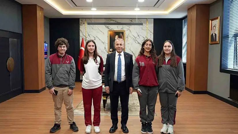 Trafik konulu resim yarışmasında dereceye giren öğrenciler Emniyet Müdürü Kurt'u ziyaret etti