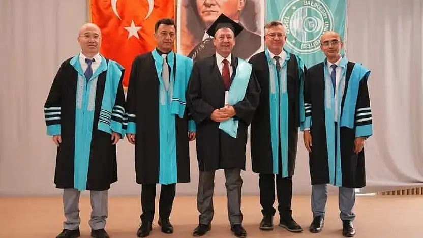 60 yaşında üniversite diploması sahibi oldu