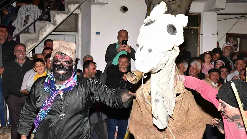 Asırlık 'deve oyunu' Sındırgı'da canlandırıldı