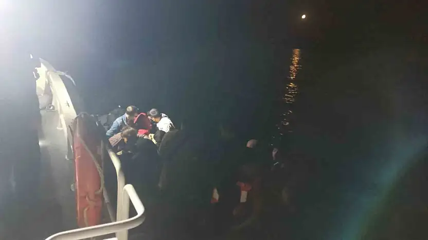 Ayvalık'ta 13'ü çocuk 43 düzensiz göçmen ve yasa dışı yollarla ülkeyi terk etmeye çalışan 2 Türk vatandaşı yakalandı