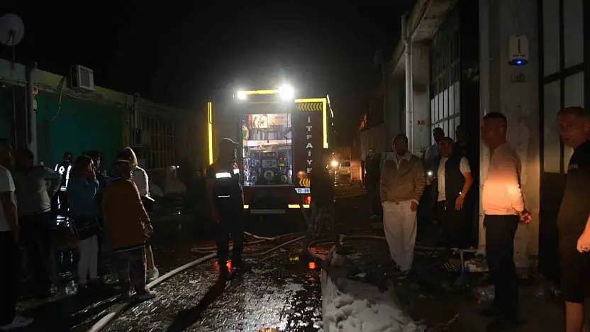 Ayvalık'ta gözlük fabrikası alev alev yandı