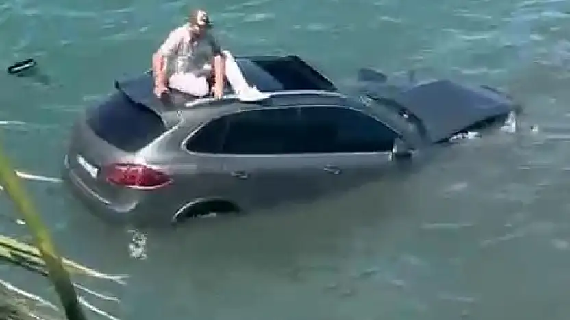 Ayvalık'ta otomobil denize uçtu