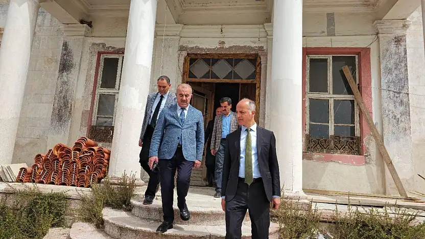 Ayvalık'ta Tarihi Kız Meslek Lisesi'nin restorasyonu sürüyor