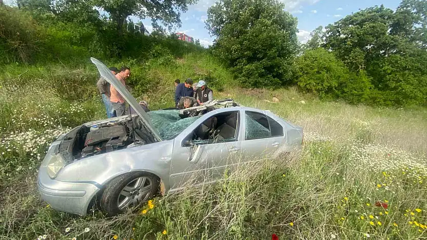 Balıkesir'de tarlaya uçan aracın sürücüsünü vatandaşlar kurtardı