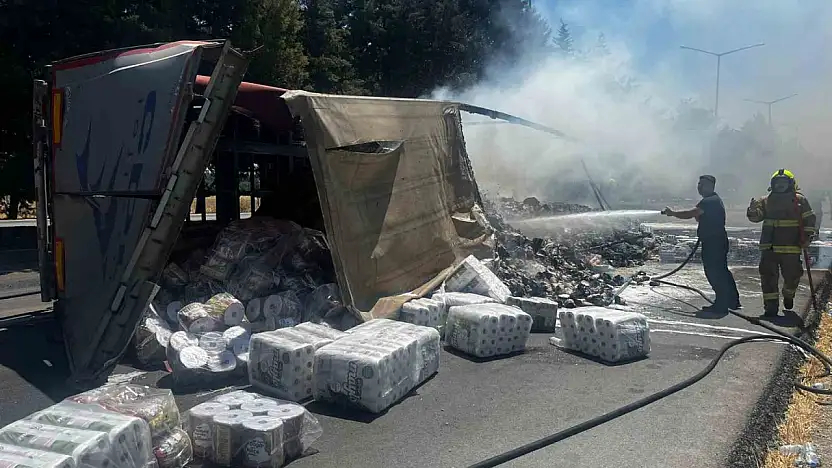 Balıkesir'de trafik kazası sonrası yanan tır, ot yangını çıkardı: 1 yaralı