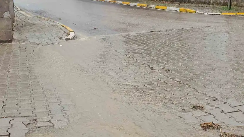 Bandırma'da sağanak yağış sele neden oldu...Vatandaşlar zor anlar yaşadı
