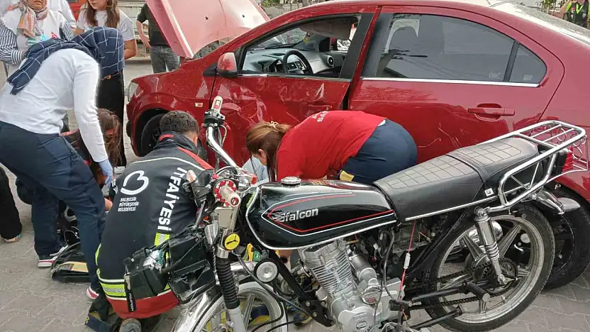 Burhaniye'de motosiklet otomobile çarptı