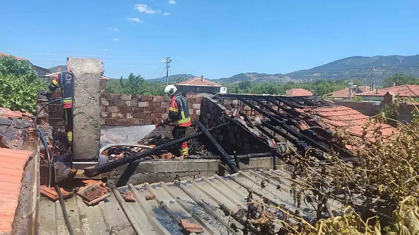 Burhaniye'de odunlukta çıkan yangın eve sıçradı