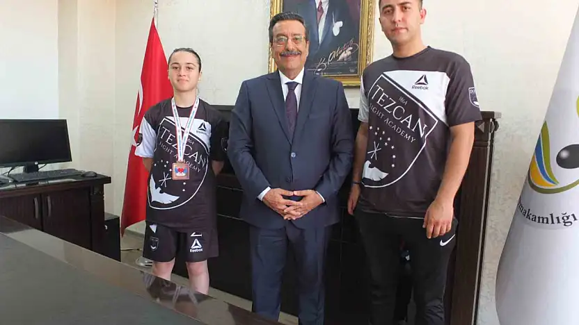 Burhaniye Kaymakamı Atilla, başarılı sporcuyu ödüllendirdi