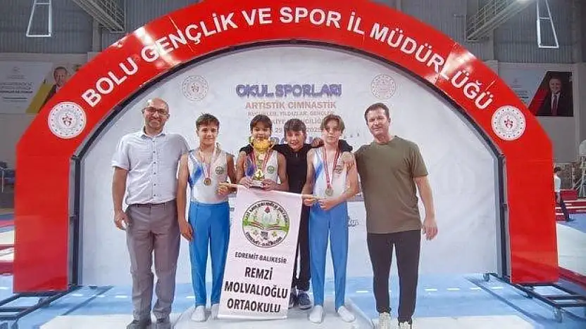 Edremit Remzi Molvalıoğlu Ortaokulu Şampiyon Olarak Döndü