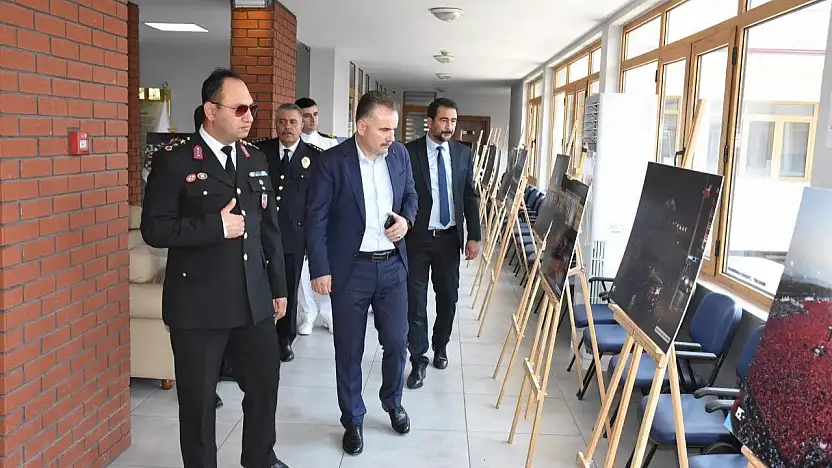 Edremit'te '15 Temmuz' temalı fotoğraf sergisi açıldı