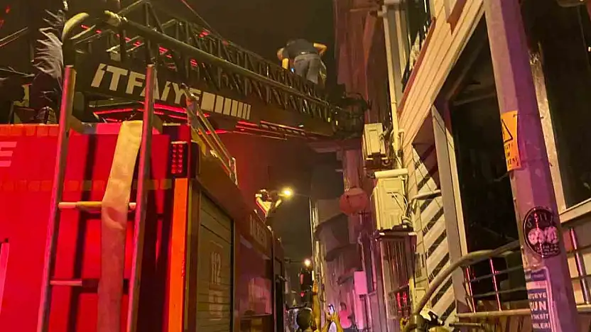 Edremit'te 3 katlı binada çıkan yangına itfaiye müdahale etti