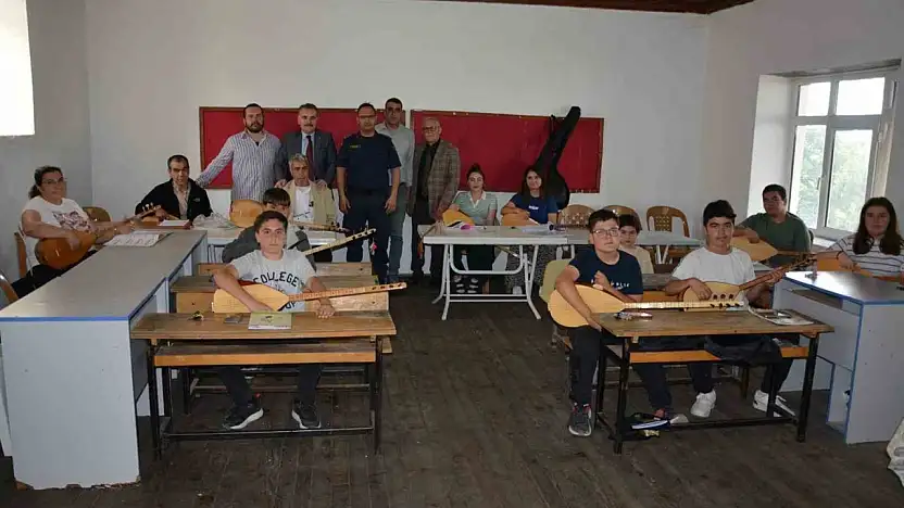 Edremit'te açılan bağlama kursu ağır misafirleri ağırladı