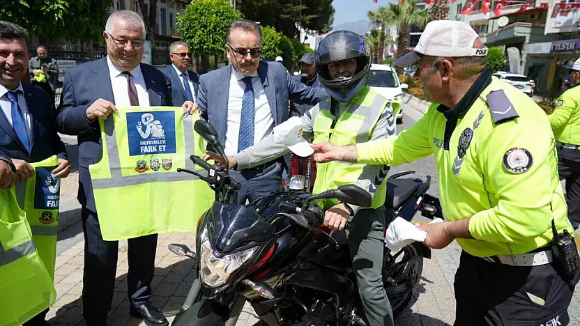 Edremit'te motosiklet sürücülerine reflektif yelek dağıtıldı