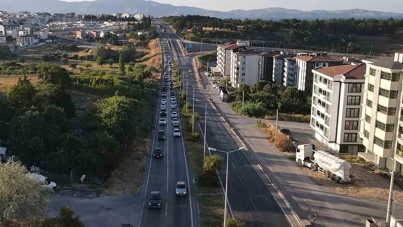 Erdek'te tatilci yoğunluğu, trafik hattı havadan görüntülendi