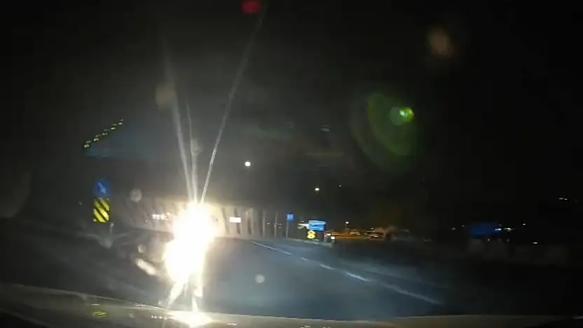 Erdek'te tersten gelen otomobil faciaya davetiye çıkardı